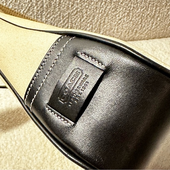 Coach Clip Lock Beige Canvas & Black Leather Trimmed Handbag
L0K-7774 - Picture 5 of 9